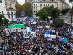 Manifestantes argentinos condenam cortes no financiamento da saúde de Milei Manifestantes argentinos condenam cortes no financiamento da saúde de Milei
