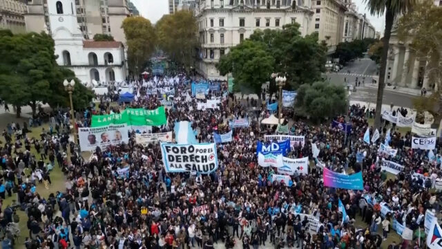 Manifestantes argentinos condenam cortes no financiamento da saúde de Milei Manifestantes argentinos condenam cortes no financiamento da saúde de Milei