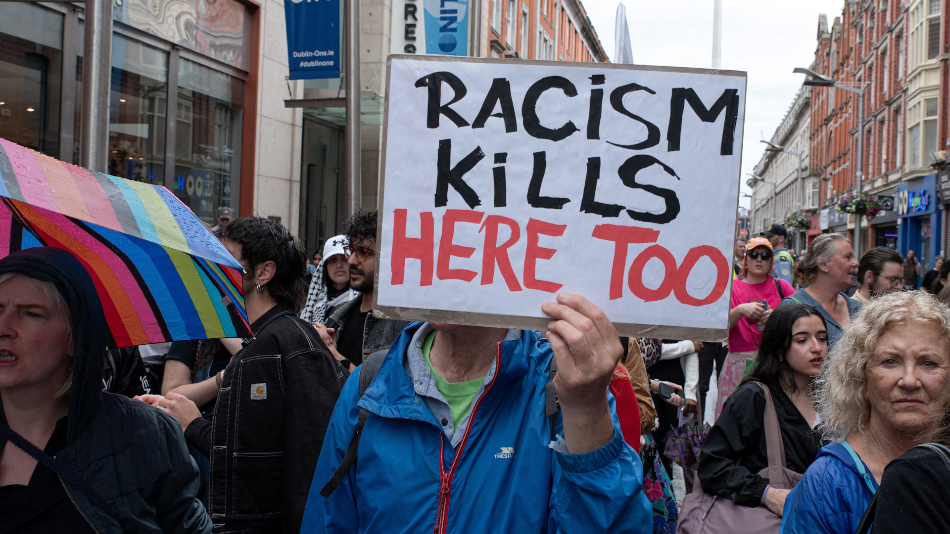 Manifestantes em Dublin exigem justiça pela morte de homem congolês