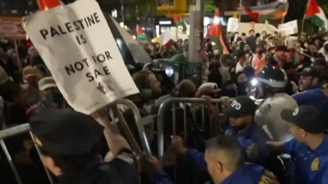 Manifestantes pró-Palestina entram em confronto com a polícia em Nova York
