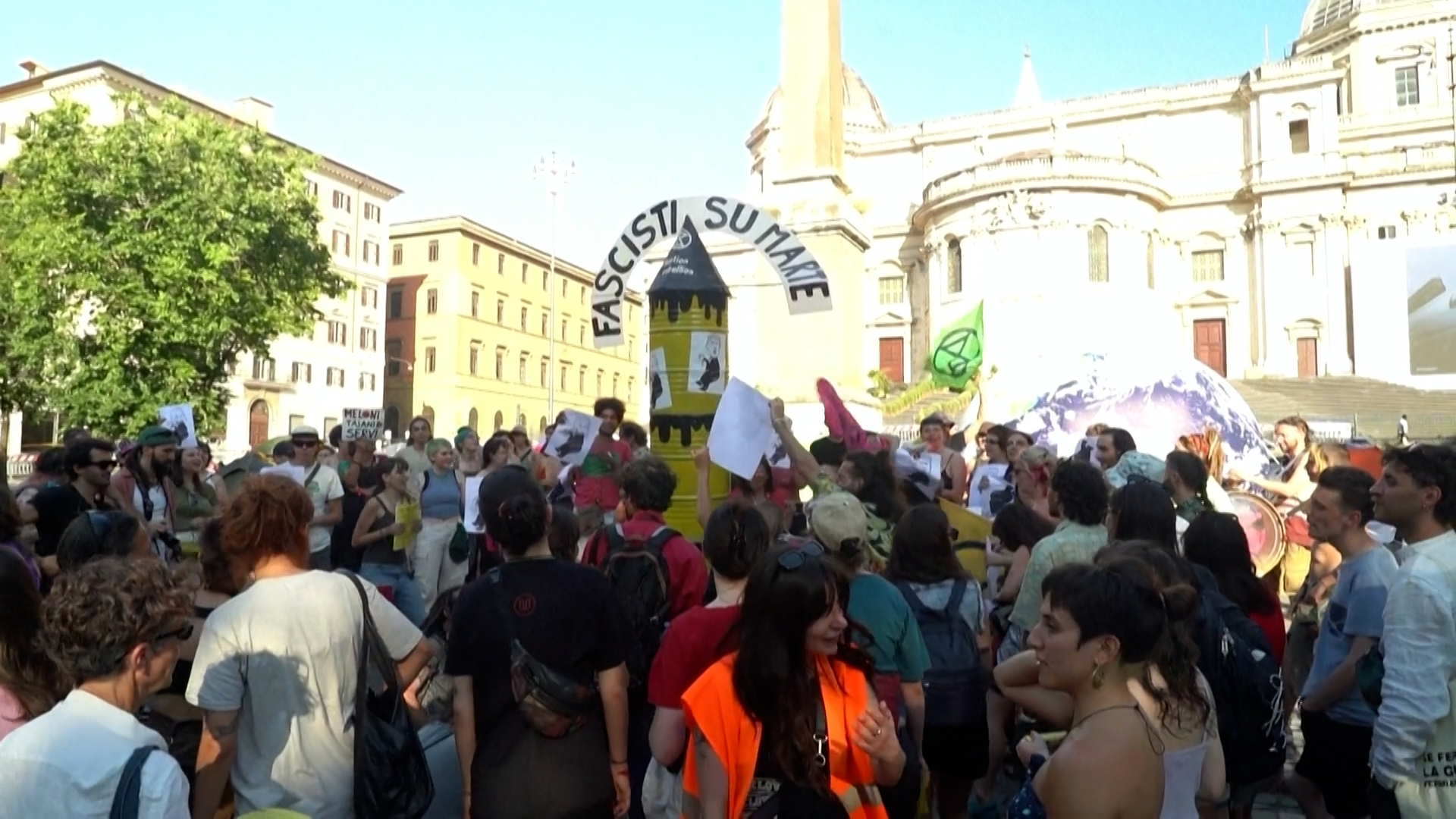 Manifestantes querem enviar ‘fascistas a Marte’ a bordo de foguete simulado