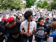 Manifestantes se manifestam em Louisiana e Tennessee contra o redistritamento Manifestantes se manifestam em Louisiana e Tennessee contra o redistritamento