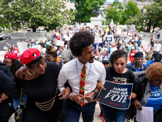 Manifestantes se manifestam em Louisiana e Tennessee contra o redistritamento
