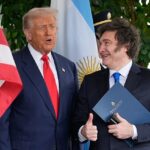O presidente Donald Trump cumprimenta o presidente da Argentina, Javier Milei, na Casa Branca em outubro