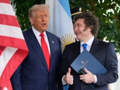 Manter as Ilhas Malvinas britânicas não é muito importante, dizem os menores de 25 anos – dias depois do vazamento de um memorando da Casa Branca ameaçar ‘revisar’ a reivindicação do Reino Unido O presidente Donald Trump cumprimenta o presidente da Argentina, Javier Milei, na Casa Branca em outubro