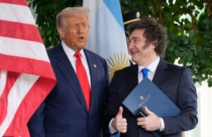 Manter as Ilhas Malvinas britânicas não é muito importante, dizem os menores de 25 anos – dias depois do vazamento de um memorando da Casa Branca ameaçar ‘revisar’ a reivindicação do Reino Unido O presidente Donald Trump cumprimenta o presidente da Argentina, Javier Milei, na Casa Branca em outubro