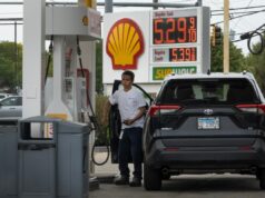 Mapa mostra onde o gás é mais caro nesta temporada de viagens de verão A person fills their car at a Shell gas station in Mount Prospect, Illinois, on May 21, 2026.