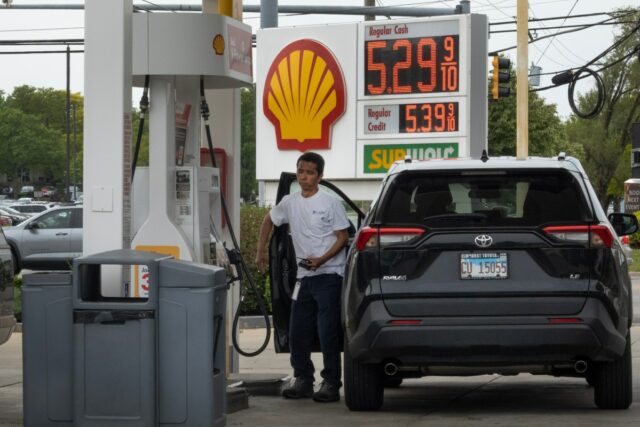 Mapa mostra onde o gás é mais caro nesta temporada A person fills their car at a Shell gas station in Mount Prospect, Illinois, on May 21, 2026.