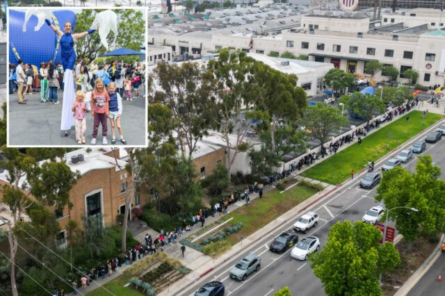 Mariachi e almôndegas enquanto centenas comparecem para a inauguração da Culver City IKEA
