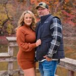 Rachel Tussey, mãe de três filhos e TikToker com mais de 80.000 seguidores, morreu após passar por uma cirurgia de abdominoplastia. Ela é fotografada com o marido, Jeremy Tussey