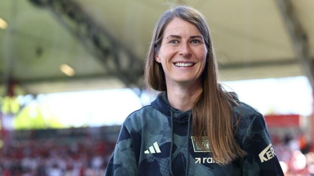 Marie-Louise Eta se torna a primeira mulher treinadora a vencer um jogo da Bundesliga
