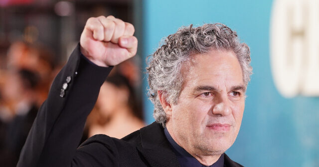 Mark Ruffalo, estrela de 'Vingadores', protesta contra fusão entre Paramount Mark Ruffalo, estrela de 'Vingadores', protesta contra fusão entre Paramount e Warner no artigo de opinião do NY Times enquanto o acordo avança