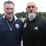 O diretor do Massapequa Soccer Club, Paul Bigilin (à direita), com John Fitzgerald do Wrexham FC em 2025.