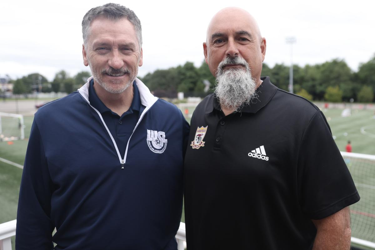 O diretor do Massapequa Soccer Club, Paul Bigilin (à direita), com John Fitzgerald do Wrexham FC em 2025.