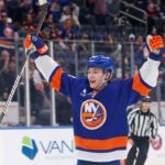 O defensor do New York Islanders, Matthew Schaefer (48), reage a um gol do ala esquerdo do New York Islanders, Anders Lee (27), durante o primeiro período, quando o New York Islanders jogou contra o Chicago Blackhawks na terça-feira, 24 de março de 2026, na UBS Arena em Elmont, NY.
