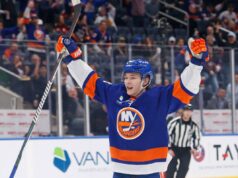 Matthew Schaefer, dos Islanders, é nomeado finalista do Calder Memorial Trophy após ano histórico O defensor do New York Islanders, Matthew Schaefer (48), reage a um gol do ala esquerdo do New York Islanders, Anders Lee (27), durante o primeiro período, quando o New York Islanders jogou contra o Chicago Blackhawks na terça-feira, 24 de março de 2026, na UBS Arena em Elmont, NY.