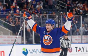 Matthew Schaefer, dos Islanders, é nomeado finalista do Calder Memorial Trophy após ano histórico O defensor do New York Islanders, Matthew Schaefer (48), reage a um gol do ala esquerdo do New York Islanders, Anders Lee (27), durante o primeiro período, quando o New York Islanders jogou contra o Chicago Blackhawks na terça-feira, 24 de março de 2026, na UBS Arena em Elmont, NY.