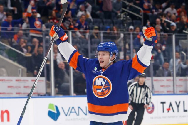 O defensor do New York Islanders, Matthew Schaefer (48), reage a um gol do ala esquerdo do New York Islanders, Anders Lee (27), durante o primeiro período, quando o New York Islanders jogou contra o Chicago Blackhawks na terça-feira, 24 de março de 2026, na UBS Arena em Elmont, NY.