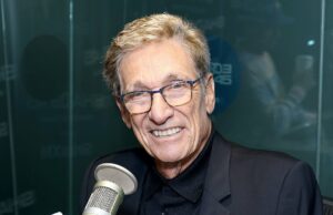 Maury Povich ajudou o New York Times a preparar seu óbito – e ficou “muito chateado” com uma das regras básicas do jornalismo | Vídeo O presidente Donald Trump fala aos repórteres ao lado do secretário de Segurança Interna dos EUA, Markwayne Mullin, enquanto inspeciona a pintura da bacia do Lincoln Memorial Reflecting Pool em 7 de maio de 2026 em Washington, DC. Os reparos fazem parte do plano do presidente Trump