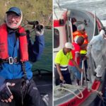 Dr. Stephen Kornfeld, vestindo um colete salva-vidas e um boné, com bandagens em volta do rosto, segura binóculos enquanto está em um barco.