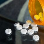 As autoridades dizem que a dupla distribuiu uma ampla gama de medicamentos, incluindo aqueles comumente conhecidos como Percocet, Adderall e Xanax.