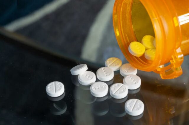 As autoridades dizem que a dupla distribuiu uma ampla gama de medicamentos, incluindo aqueles comumente conhecidos como Percocet, Adderall e Xanax.