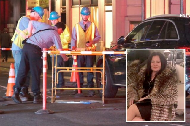 Médico legista analisa a causa dolorosa da morte por queda Trabalhadores inspecionam o local de um acidente onde uma mulher caiu em um bueiro descoberto ao lado de um SUV Mercedes-Benz preto.