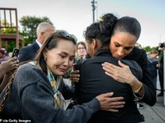 Meghan Markle abraça pais enlutados cujas mortes de filhos foram ligadas às redes sociais enquanto participa de assembleia da OMS na Suíça A Duquesa abraçou os participantes de um memorial para crianças que morreram após visualizarem conteúdo prejudicial nas redes sociais