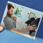 A Duquesa de Sussex acessou o Instagram para postar duas fotos inéditas de Archie, uma do jovem príncipe deitado no peito de seu pai
