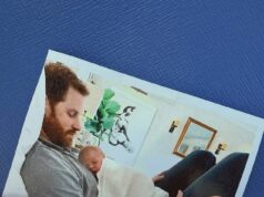 Meghan Markle compartilha foto inédita do Príncipe Archie dormindo no peito de Harry quando bebê para comemorar seu 7º aniversário A Duquesa de Sussex acessou o Instagram para postar duas fotos inéditas de Archie, uma do jovem príncipe deitado no peito de seu pai
