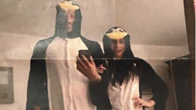 Harry e Meghan em seus macacões de pinguim combinando.