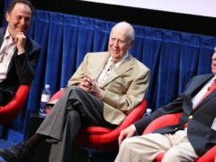 Mel Brooks doará seu extenso arquivo de carreira ao National Comedy Center em Nova York BEVERLY HILLS, CA - JULY 16: (L-R) Actors Billy Crystal, Carl Reiner, and Mel Brooks speak onstage during a 'Salute To Sid Caesar' at The Paley Center for Media on July 16, 2014 in Beverly Hills, California. (Photo by Imeh Akpanudosen/Getty Images)