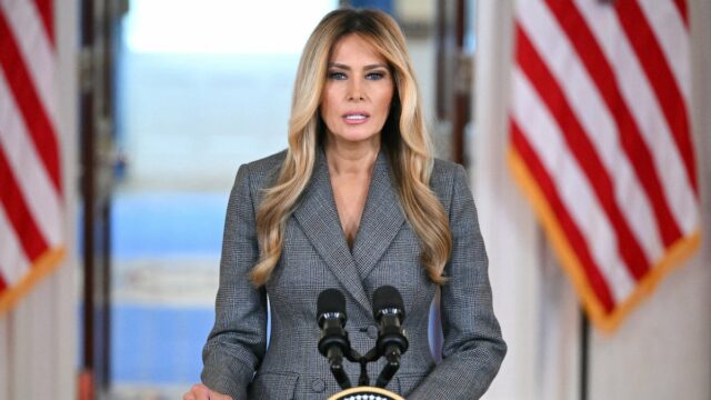 Melania Trump consegue vitória legal quando a juíza rejeita o O presidente dos EUA, Donald Trump, visita o complexo Ford River Rouge em 13 de janeiro de 2026 em Dearborn, Michigan