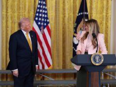 Melania Trump é interrompida por risadas após mencionar a empatia do marido Yahoo news home