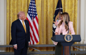 Melania Trump é interrompida por risadas após mencionar a empatia do marido Yahoo news home