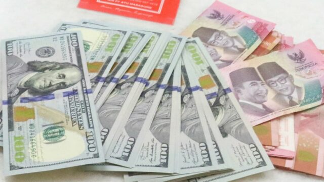Melemah Pagi Ini, Rupiah Diproyeksi Berfluktuasi Sepanjang Hari
