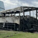 Menina canadense de 15 anos incendeia ônibus do time de beisebol Kane County Cougars: polícia