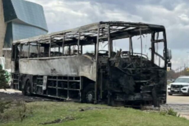 Menina canadense de 15 anos incendeia ônibus do time de Menina canadense de 15 anos incendeia ônibus do time de beisebol Kane County Cougars: polícia