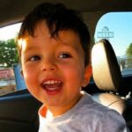 Menino de três anos morre em carro escaldante depois que sua mãe supostamente o prendeu durante uma festa