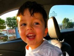 Menino de três anos morre em carro escaldante depois que sua mãe supostamente o prendeu durante uma festa Menino de três anos morre em carro escaldante depois que sua mãe supostamente o prendeu durante uma festa
