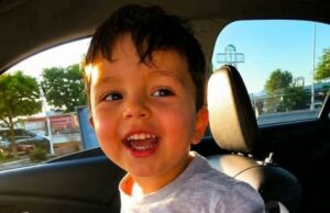 Menino de três anos morre em carro escaldante depois que sua mãe supostamente o prendeu durante uma festa Menino de três anos morre em carro escaldante depois que sua mãe supostamente o prendeu durante uma festa