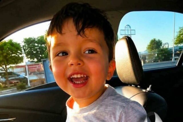 Menino de três anos morre em carro escaldante depois que sua mãe supostamente o prendeu durante uma festa
