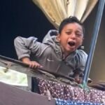 Menino palestino lamenta pai morto em ataque israelense em posto de segurança