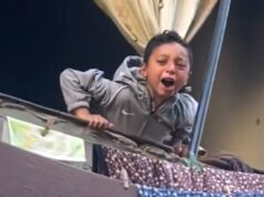 Menino palestino lamenta pai morto em ataque israelense em posto de segurança Menino palestino lamenta pai morto em ataque israelense em posto de segurança