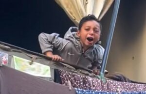 Menino palestino lamenta pai morto em ataque israelense em posto de segurança Menino palestino lamenta pai morto em ataque israelense em posto de segurança