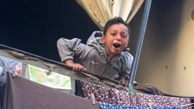 Menino palestino lamenta pai morto em ataque israelense em posto de segurança

