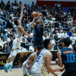 Chris Newsome (com bola) passa para Meralco.