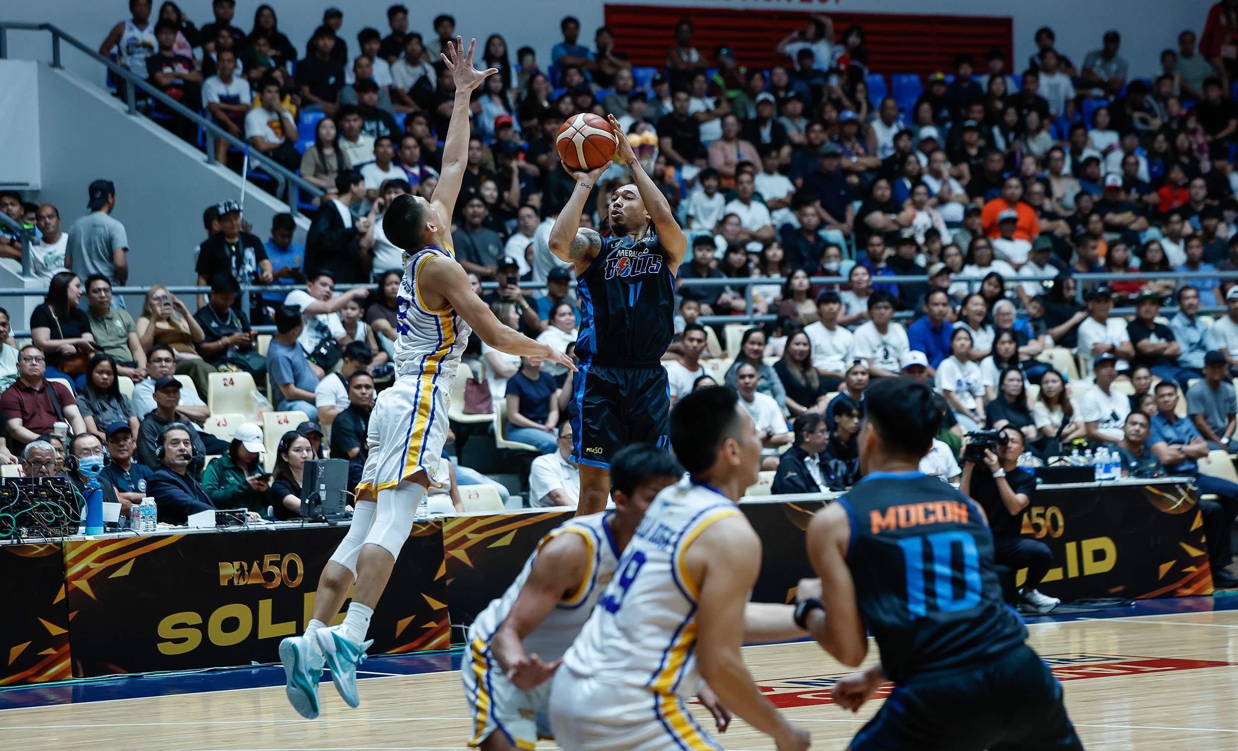 Chris Newsome (com bola) passa para Meralco.