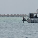 Membros da Força de Defesa Nacional das Maldivas (MNDF) participam de uma operação de busca e recuperação no Atol de Vaavu, Maldivas, 16 de maio de 2026