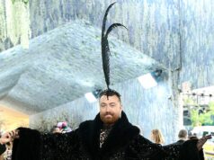 Met Gala 2026 PIORES vestidos: Sam Smith e Lena Dunham chocam com looks bizarros no tapete vermelho Parecendo uma caneta de pena! O artista Sam Smith usou uma roupa preta deslumbrante que apresentava uma capa dramática e overzied forrada com pele e uma bainha estilo sereia que abraçava a parte inferior. Eles combinaram o visual com um grande capacete combinando que incluía duas penas pretas extremamente altas